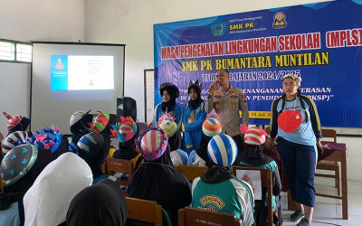 Kapolsek Muntilan Polresta Magelang AKP Abdul Muthohir, S.H., M.H. menyampaikan materi binlush dan sosialisasi di Aula SMK PK Bumantara Muntilan, Rabu (24/07/2024)